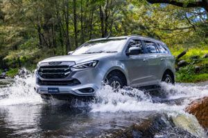 2021 Isuzu MU-X: silver front quarter