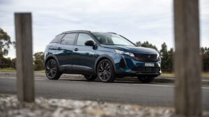 2024 Peugeot P64 3008: blue front quarter