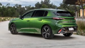 Peugeot P5 308 Hatch: green rear quarter